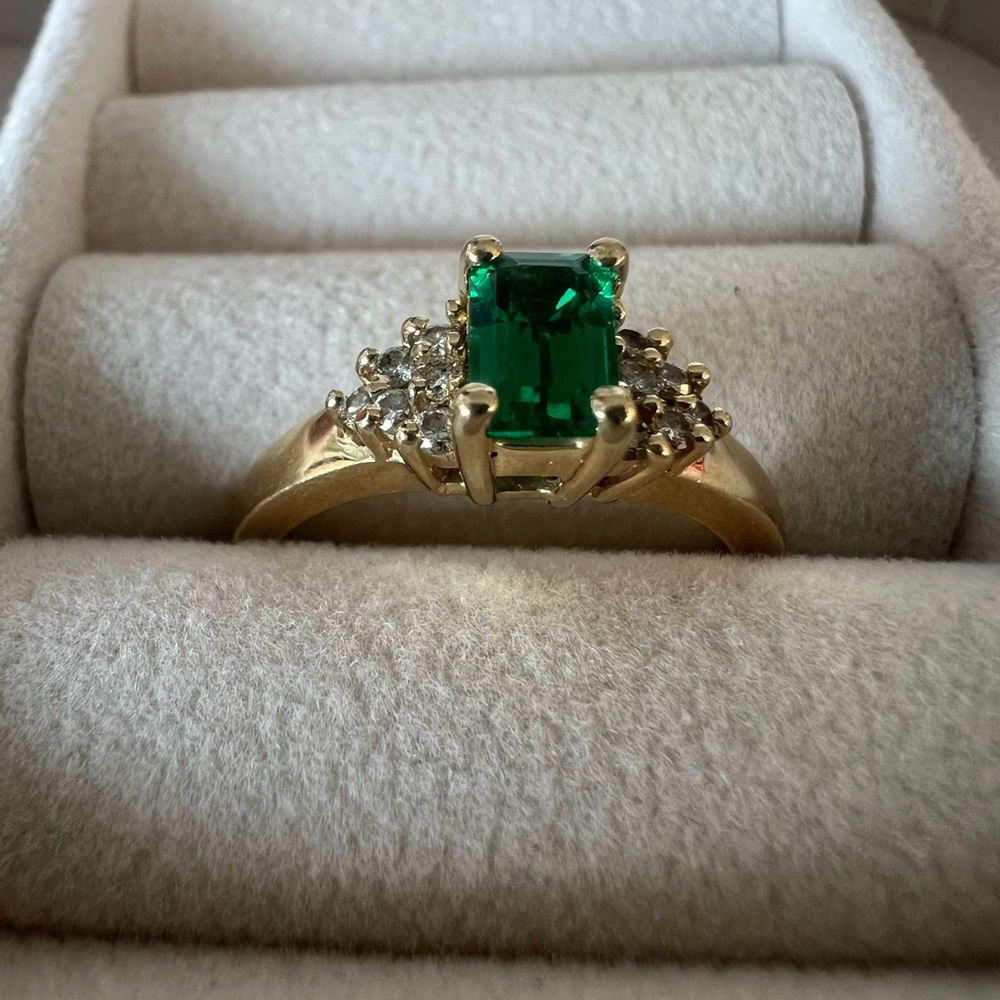 14K yellow gold green stone ring